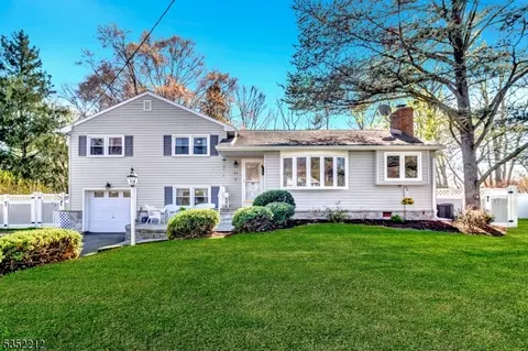 32 Briar Cir, Green Brook, NJ 08812