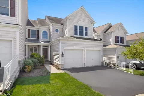 3 Congressional Ln, Totowa, NJ 07512