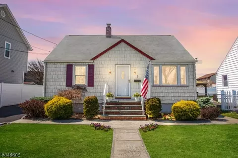 3 Suburban Rd, Clark, NJ 07066