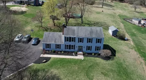 17 Thomas Rd, Glen Gardner, NJ 08826