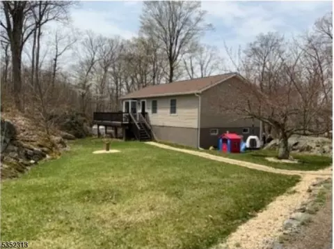 6 Hickory Ln, Vernon, NJ 07462