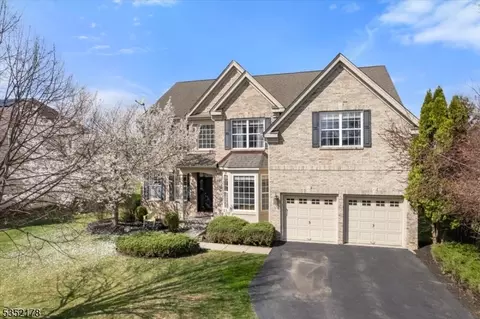 5 Ash Ct, Clinton, NJ 08809