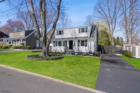 31 Lyon Rd, Waldwick, NJ 07463