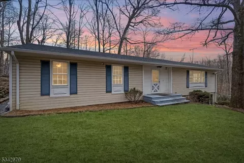 35 Dupont Ave, Hopatcong, NJ 07843