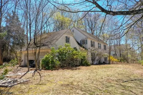 2 Elm St, Chester, NJ 07930