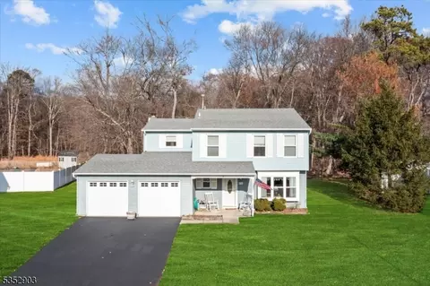 18 Sweetbriar Trl, Howell Twp, NJ 07731