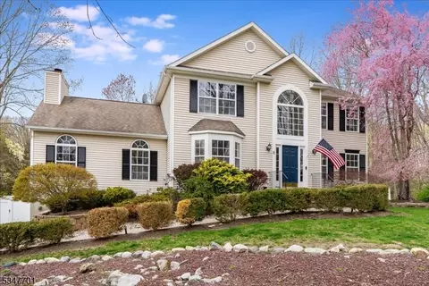 8 Macintosh Dr, Lafayette, NJ 07848