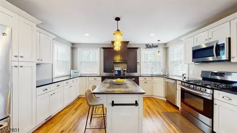 8 Bonnie Ln, Towaco, NJ 07082