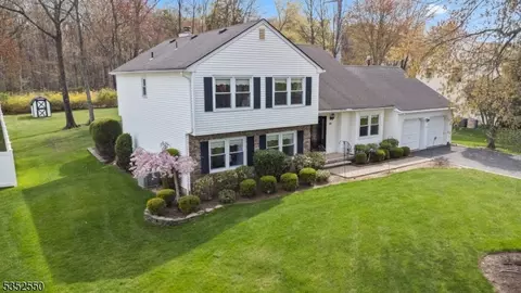 32 Dartmoor Rd, East Hanover, NJ 07936