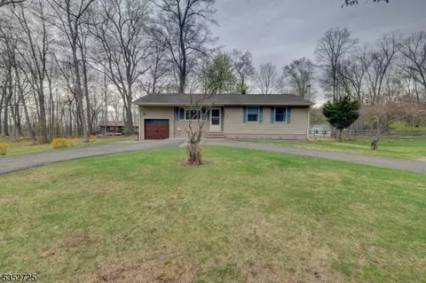 12 Applewood Rd, Hamburg, NJ 07419