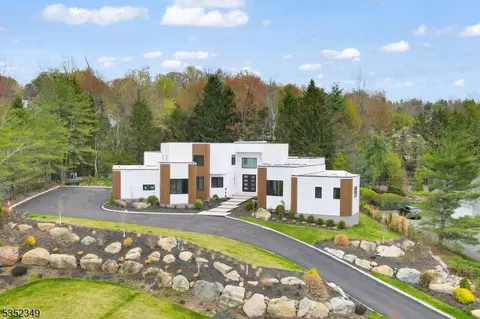 87 Chestnut St S, Livingston, NJ 07039
