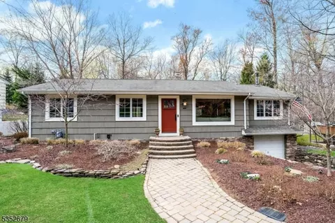 41 Wenonah Ave, Oakland, NJ 07436