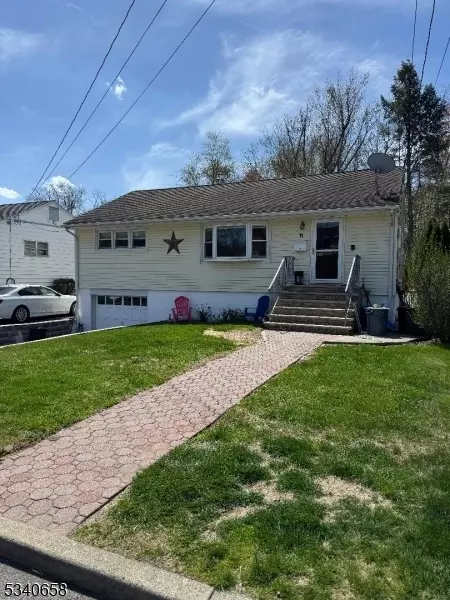 11 Poplar St, Bloomingdale, NJ 07403