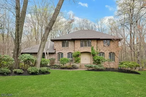10 Waterloo Dr, Morris Plains, NJ 07950
