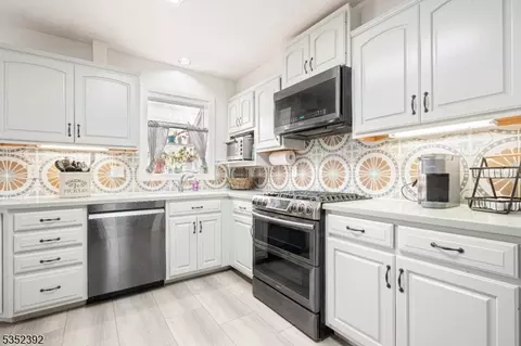 24 Sandra Ln, Wayne, NJ 07470 photo 8