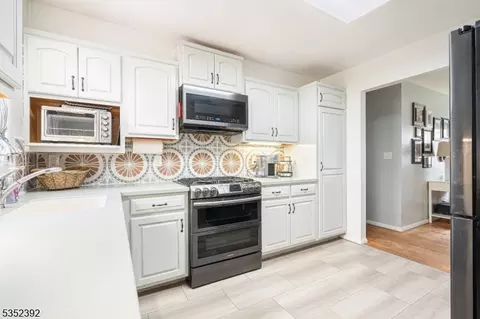 24 Sandra Ln, Wayne, NJ 07470 photo 7