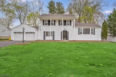 22 Farrand Dr, Parsippany, NJ 07054