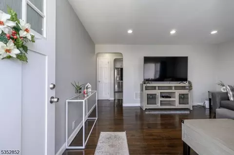 724 E 2nd Ave, Roselle, NJ 07203 photo 3