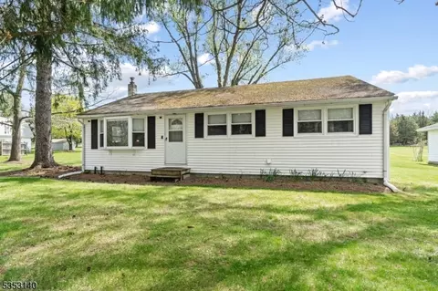 175 Pequest Dr, Belvidere, NJ 07823