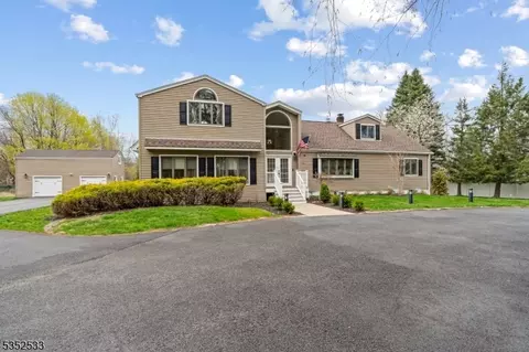 136 S Hillside Ave, Roxbury Twp, NJ 07876