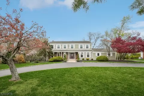 8 Iroquois Dr, Livingston, NJ 07039