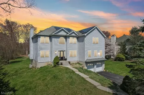 25 Swan Ln, Lake Hopatcong, NJ 07849
