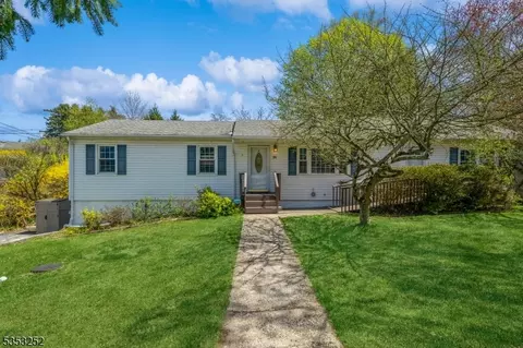 14 Pawnee Trl, Oak Ridge, NJ 07438