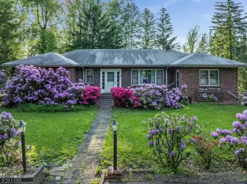35 Hawks Schoolhouse Rd, Bloomsbury, NJ 08804