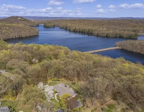 5 Honeysuckle Ln, Kinnelon, NJ 07405