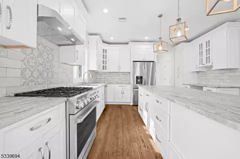 4 Dogwood Ln, Pompton Plains, NJ 07444