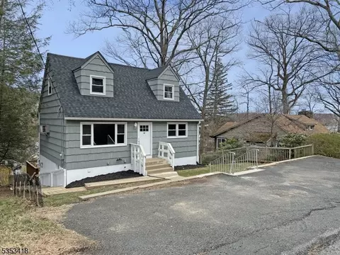 61 Elba Ave, Hopatcong, NJ 07843