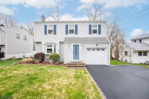 51 Iroquois Ave, Oakland, NJ 07436