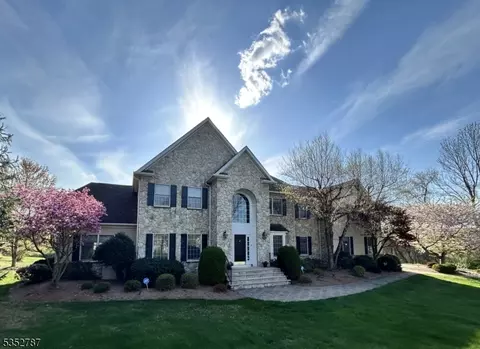 8 Highland Dr, Chester Twp, NJ 07930