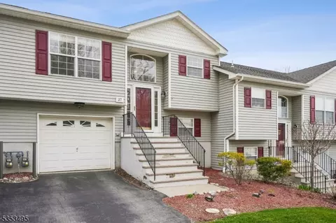 27 Oak Point Dr, Hamburg, NJ 07419
