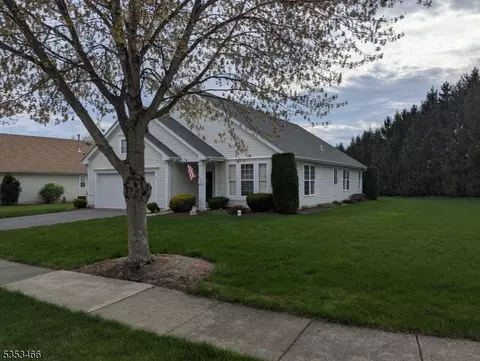 7 Derby Ln, Belvidere, NJ 07823