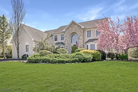 41 Briarwood Dr E, Warren, NJ 07059
