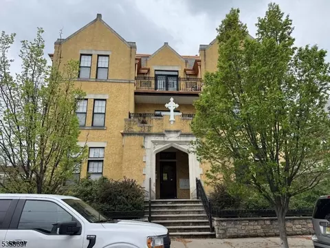 36 W 14th St #103, Bayonne, NJ 07002