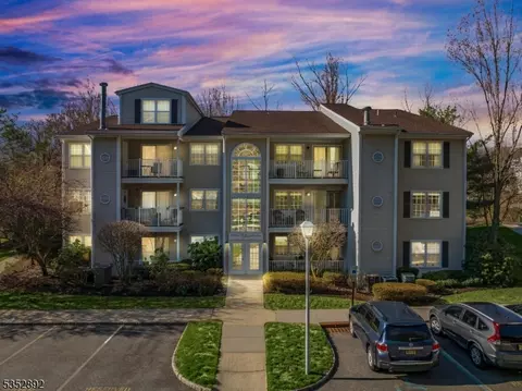 35 Brookside Ln, Mount Arlington, NJ 07856