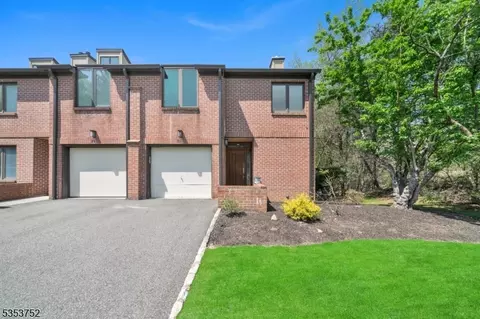 31 Stepping Rdg, North Caldwell, NJ 07006