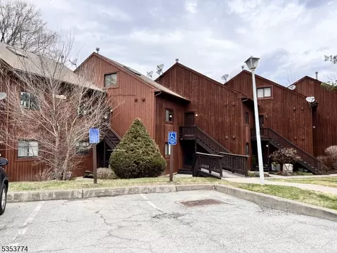 2 Falkenstein Dr #6, Vernon, NJ 07462