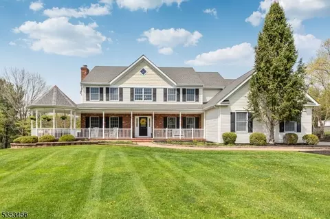 24 Grove Farm Rd, Pittstown, NJ 08867
