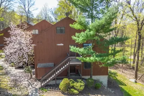 12 Augusta Dr #1, Vernon, NJ 07462