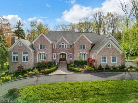 8 Stratford Ct, Warren, NJ 07059