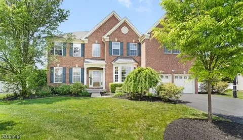 8 Cottonwood Ct, Clinton Twp, NJ 08809