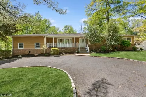 17 Chiplou Ln, Scotch Plains, NJ 07076