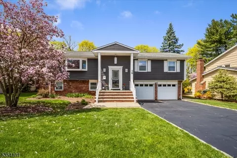 16 Condit Ct, Roseland, NJ 07068