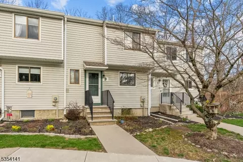 9 Fox Tail Ln, Hamburg, NJ 07419