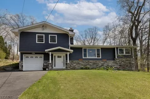 32 Woodlawn Ter, Lake Hopatcong, NJ 07849