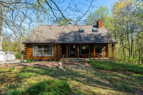 37 Sassafras Pl, Gillette, NJ 07933