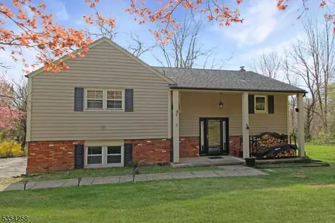 3 Rolling View Dr, Hackettstown, NJ 07840